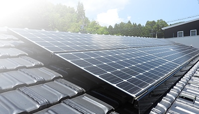 太陽光発電機材は10年保証です。